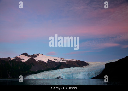 Sonnenaufgang am Aialik Gletscher und Aialik Bay, Kenai Fjords National Park, in der Nähe von Seward, Alaska. Stockfoto