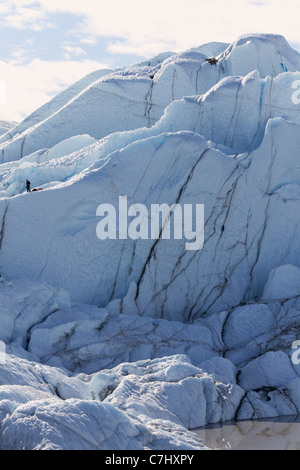 Ein Bergsteiger auf dem Matanuska Gletscher, Alaska. Stockfoto