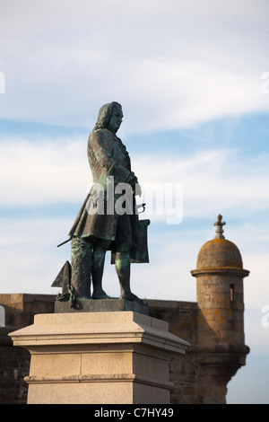 Statue von Bertrand François Mahé, 17thC französischer Marineoffizier, Saint Malo, Bretagne, Frankreich Stockfoto