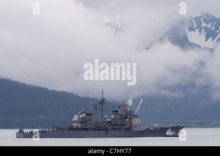 USS Lake Erie (CG-70) ist ein Ticonderoga-Klasse guided Missile Cruiser in der United States Navy. Resurrection Bay, Seward, Alaska. Stockfoto