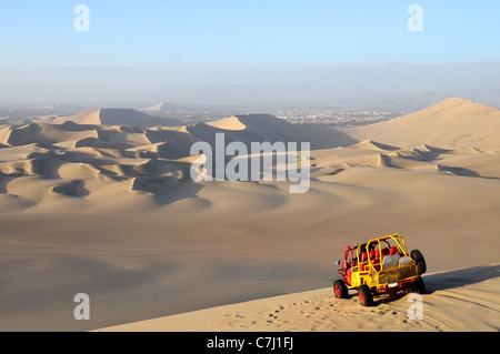 Blick auf Sand Dessert mit Dune Buggy im Vordergrund Stockfoto