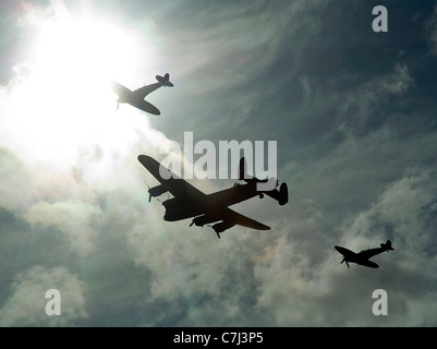 Lancaster-Bomber und Jagdflugzeuge der Spitfire 2011 beim Goodwood Revival Stockfoto