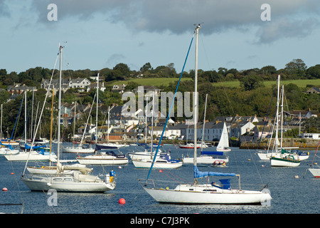 Yachten auf Liegeplatz im Fluss Fal.  Blick in Richtung Flushing Falmouth entnommen. Stockfoto