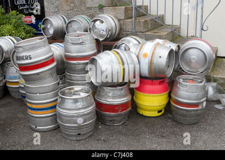 Es gibt viele Bierfässer vor einem Pub in Falmouth, Cornwall UK. Stockfoto