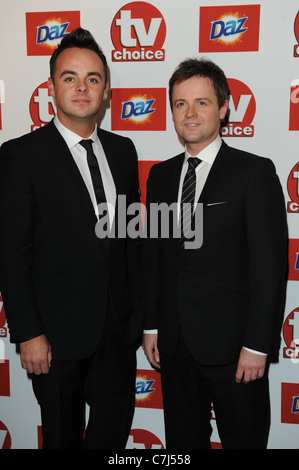 ANTHONY MCPARTLIN & DECLAN DONNELLY AKA ANT & DEC TV CHOICE AWARDS 2011 im SAVOY HOTEL STRAND LONDON ENGLAND 13 MB Stockfoto