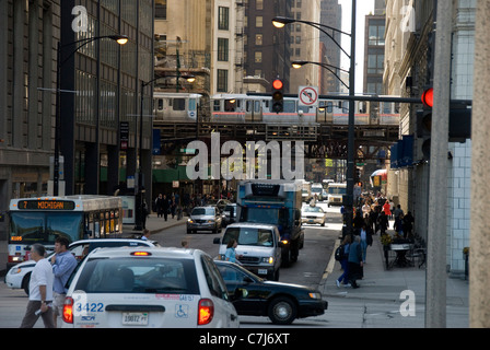 Overhead Railway über Verkehr in East Jackson Drive, Chicago, Illinois Stockfoto