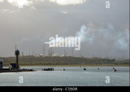 Industrielandschaft Fawley Marine Terminal auf Southampton Wasser Südengland Stockfoto