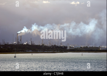 Industrielandschaft Fawley Marine Terminal auf Southampton Wasser Südengland Stockfoto