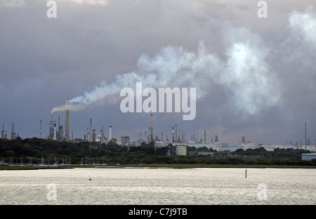 Industrielandschaft Fawley Marine Terminal auf Southampton Wasser Südengland Stockfoto