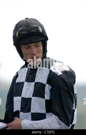 Jockey in Ffos Las Pferderennbahn nördlich der Stadt Llanelli im Gwendraeth-Tal in Carmarthenshire. Stockfoto