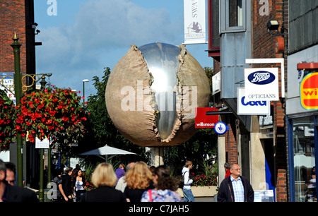 Die Rising Universum, aber bekannte lokal als Shelleys Brunnen in Horsham West Sussex eine große Wasser-Funktion Skulptur Stockfoto