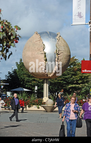 Die Rising Universum, aber bekannte lokal als Shelleys Brunnen in Horsham West Sussex eine große Wasser-Funktion Skulptur Stockfoto
