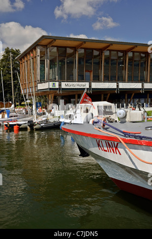 Müritz Hotel Hafen & Marina Klink am Müritz See, Mecklenburg-Western Pomerania, Deutschland. Stockfoto