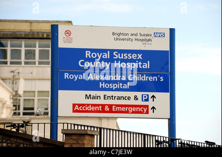 Das Royal Sussex County Hospital oder RSCH und Royal Alexandra Childrens Hospital Haupteingang Zeichen Brighton UK Stockfoto