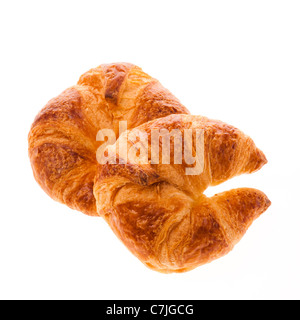 Ein paar von frisch gebackenen Croissants auf einem weißen Hintergrundbeleuchtung-Hintergrund Stockfoto