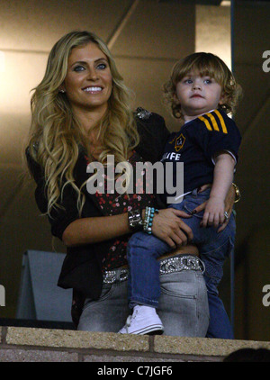 CLAUDINE PALMER & ROBERT RONAN KEANE JR. LA GALAXY V VANCOUVER weiße Mützen CARSON LOS ANGELES CA USA 17. September 2011 Stockfoto