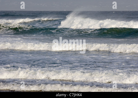 Nordatlantik Wellen brechen sich am Castlerock Strand County Derry Londonderry Nordirland Vereinigtes Königreich Stockfoto