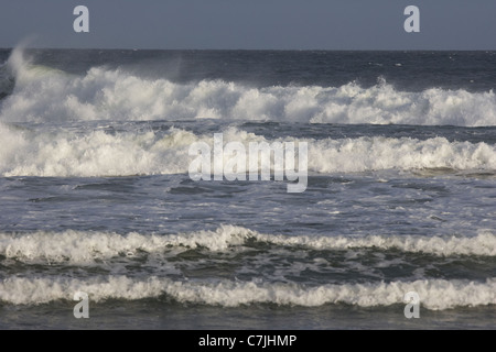 Nordatlantik Wellen brechen sich am Castlerock Strand County Derry Londonderry Nordirland Vereinigtes Königreich Stockfoto