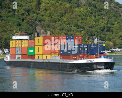 Großen Lastkahn mit Container-Fracht-Segeln auf dem Rhein in Deutschland Stockfoto