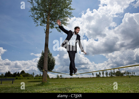 Geschäftsmann zu Fuß auf Gratwanderung Stockfoto