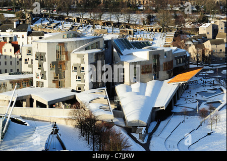 Schottische Parlamentsgebäude im Schnee aus Salisbury Crags, Edinburgh, Schottland Stockfoto