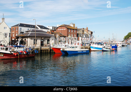 Blick über den belebten Hafen von Weymouth, Dorset, England Stockfoto