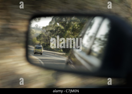 Verschwommene Sicht auf Auto im Seitenspiegel Stockfoto