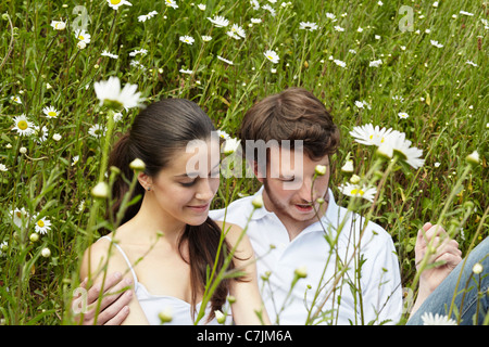 Paar erholsame im Bereich Blumen Stockfoto