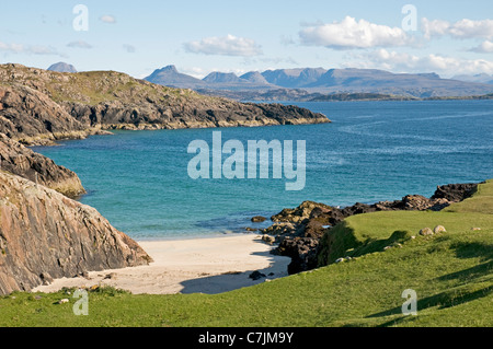 Blick nach Süden vom Clachtoll, mit den fernen Gipfeln des Suilven, Cul Mor, Cul Beag, Stac Pollaidh und der Coigach-Gruppe Stockfoto