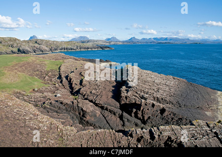 Blick nach Süden vom Clachtoll, mit den fernen Gipfeln des Suilven, Cul Mor, Cul Beag, Stac Pollaidh und der Coigach-Gruppe Stockfoto