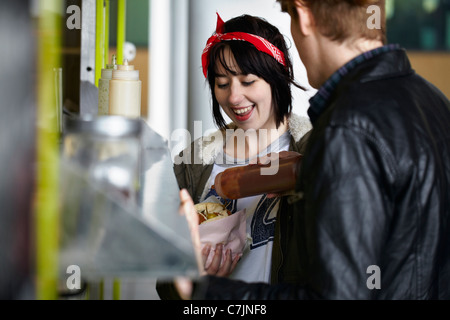 Paar Essen Lebensmittel-Warenkorb-sandwich Stockfoto