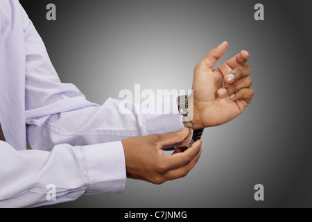 Geschäftsmann, die Uhr einstellen Stockfoto