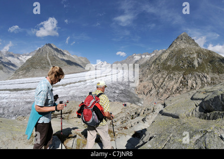 Schweiz, Wallis, Westeuropa, Aletschgletscher (UNESCO-Weltkulturerbe). Wanderer auf dem Panoramaweg. Stockfoto