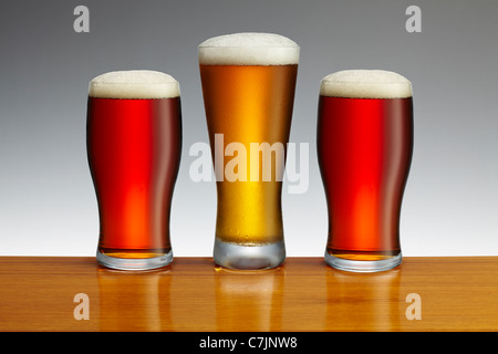 Zwei Pints Bier und ein Pint Lager Stockfoto