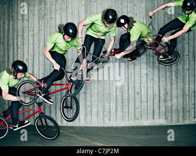 Mehrfachbelichtung der Mann tut bmx trick Stockfoto
