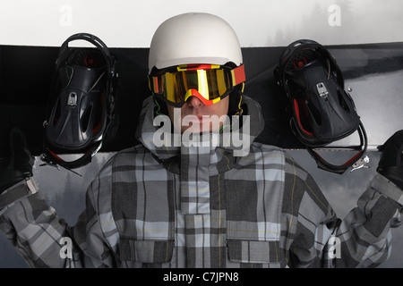 Mann in Parka mit snowboard Stockfoto