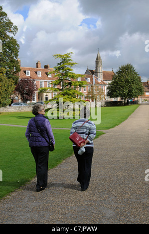 Besucher, die in der Nähe von Sarum College The schließen Salisbury Wiltshire England ein christliches Bildungszentrum Stockfoto