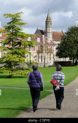 Besucher, die in der Nähe von Sarum College The schließen Salisbury Wiltshire England ein christliches Bildungszentrum Stockfoto