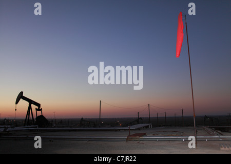 Pumpe und Wind Socken am Ölfeld Stockfoto