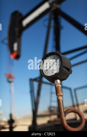 Nahaufnahme des Messgeräts an Ölpumpe Stockfoto