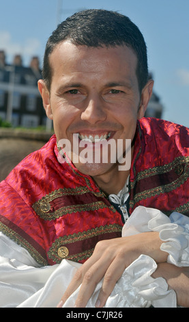 UK, ehemalige Schritte Sänger Lee Latchford Evans wird spielen Prince Charming in Panto bei Weymouth, Dorset. Stockfoto