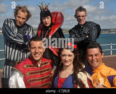 UK, ehemalige Schritte Sänger Lee Latchford Evans wird spielen Prince Charming in Panto bei Weymouth, Dorset. Stockfoto