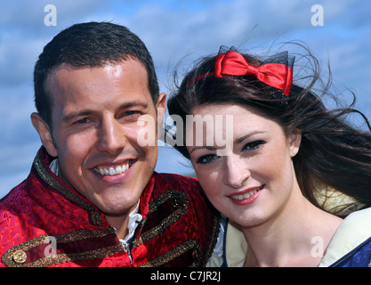 UK, ehemalige Schritte Sänger Lee Latchford Evans wird spielen Prince Charming in Panto bei Weymouth, Dorset. Stockfoto