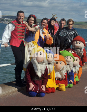 UK, ehemalige Schritte Sänger Lee Latchford Evans wird spielen Prince Charming in Panto bei Weymouth, Dorset. Stockfoto