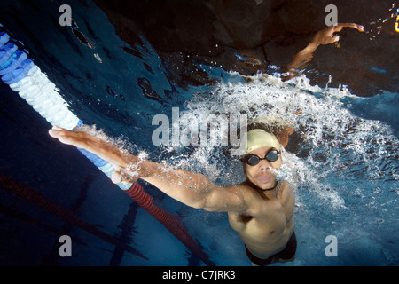 Schwimmer machen front Crawl im pool Stockfoto