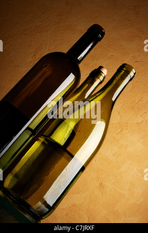 Stillleben mit drei Flaschen Wein Nahaufnahme Stockfoto