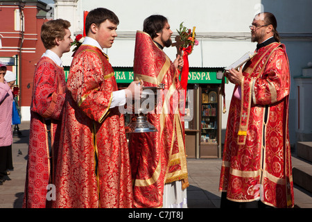 Ostern feiern außerhalb Kathedrale unserer lieben Frau von Kazan auf dem Roten Platz in Moskau, Russland. Stockfoto