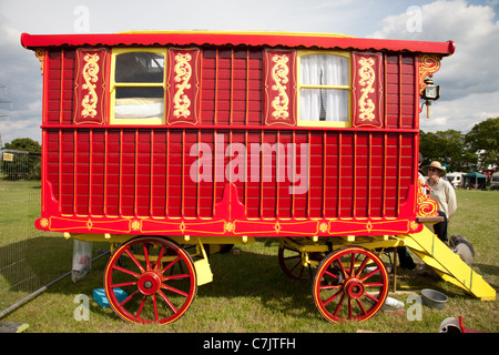 Altmodische rote Wohnwagen am Netley Marsh Dampf & Handwerkermarkt in der Nähe von Southampton Stockfoto