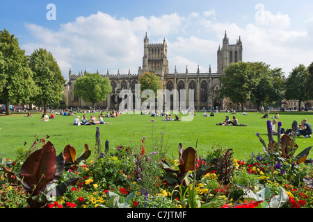 College Green vor der Kathedrale in der Stadtzentrum, Bristol, Avon, Großbritannien Stockfoto