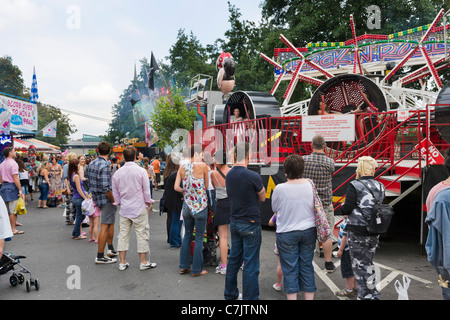 Festplatz fahren auf schmalen Kai während das Hafenfest im Juli 2011, Bristol, Avon, UK Stockfoto